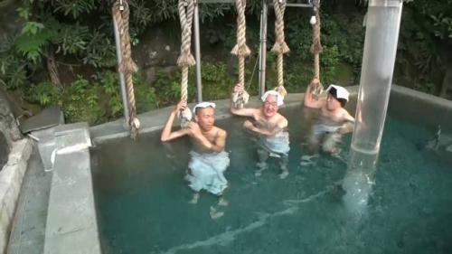 入浴する3人