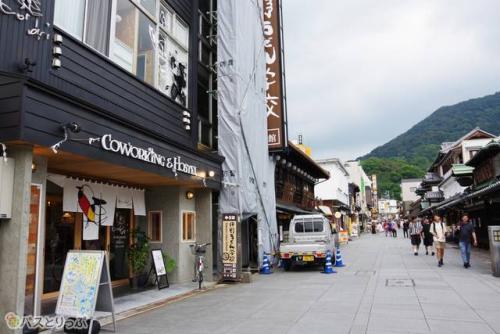 Kotori Coworking & Hostel琴平のすぐ前が金刀比羅宮の表参道