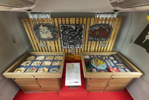 座席後方には、ミニ美術館が!(画像提供:琴平バス)