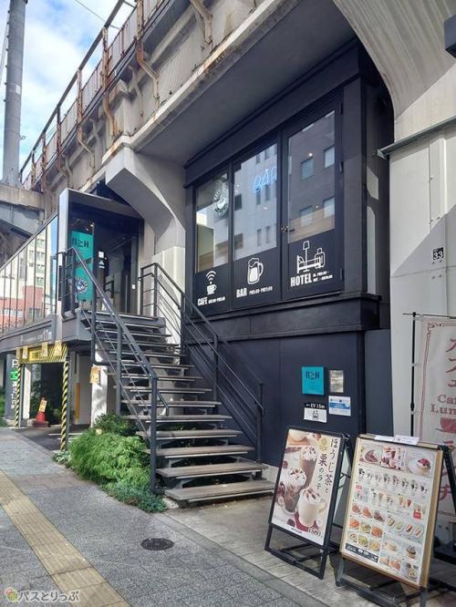 山手線高架下にある店舗