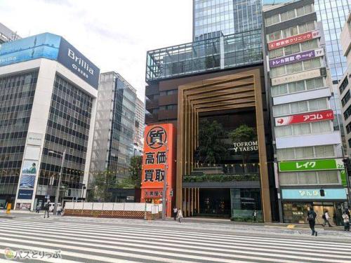 渡り切ったら少し左に歩き、最初の信号を右折して「さくら通り」へ