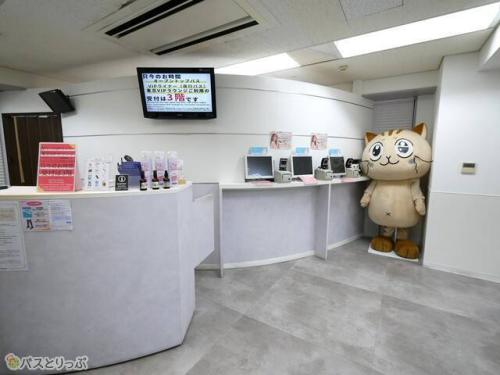 2階受付　VIPライナー公式マスコットのネコ社長がいます