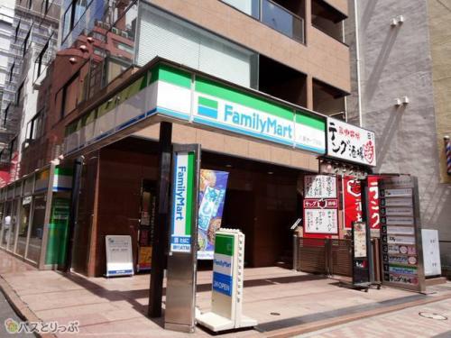 1階にファミリーマートが入っているビルが見えてきます。