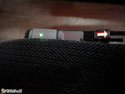 充電ポートは小さな緑色のランプが目印。暗くても見つけやすい