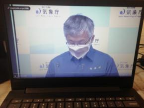 トカラ列島で地震発生、課長のマスクが凄すぎて話が頭に入らないと話題に