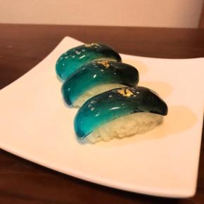 インパクト絶大!色鮮やかな青いお寿司が話題、制作者に話を聞いた