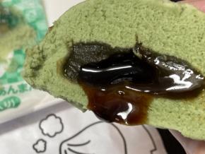 ファミマ「宇治抹茶あんまん」とろ～り黒糖がたまらないので、肉まん派の人も食べて欲しい