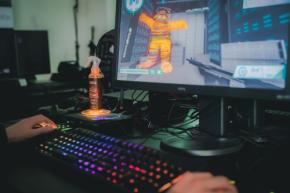 安倍晋三氏の使うZoom用PCが無駄に凄いスペックだと、ネットがざわつく