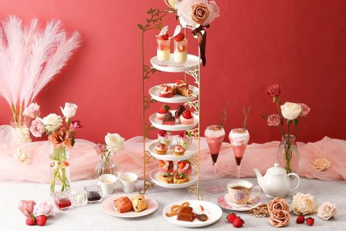 「ニューヨークラウンジ」にて販売する「ストロベリー&ショコラアフタヌーンティー」税込み8,250円~(別途サービス料)