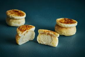 品川プリンスホテル:南国風ブリュレメニュー「バナナシブーストのせ ミニくりーむパン」八天堂とのコラボで誕生