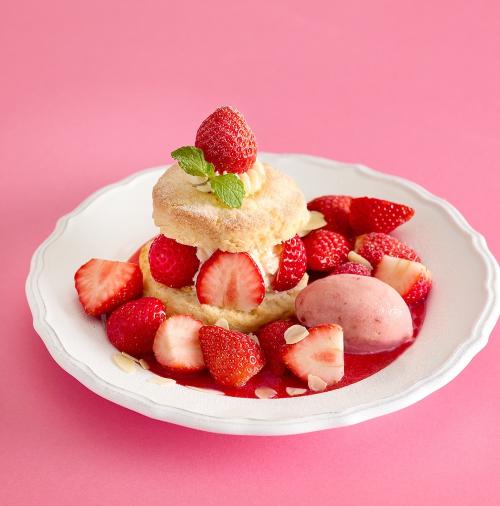 「さくふわスコーンサンド 苺」紅茶付き・税込み1,890円（苺が3倍になる日のイメージ）