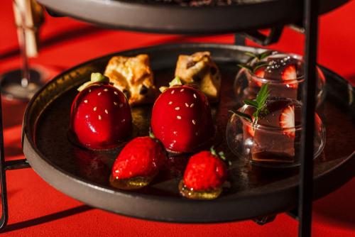 「いちごバレンタインアフタヌーンティー～Rouge et Noir～」イメージ
