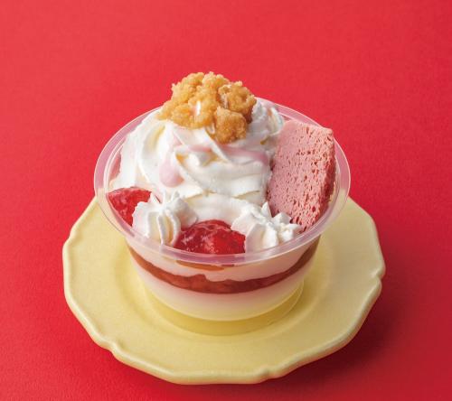 2026年1月6日より発売される「プリンケーキパフェ いちごとミルク」税込み399円（沖縄県は2026年1月15日から発売）