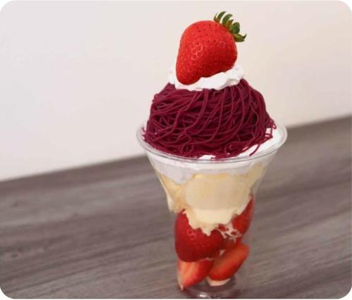 「京都金ノ華嵯峨嵐山店」の「苺と紫芋のパフェ風アイス」1,375円