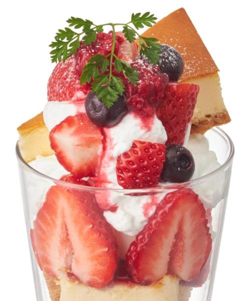 「苺のチーズケーキパフェ ~3種のベリーを添えて~」税込み1,628円
