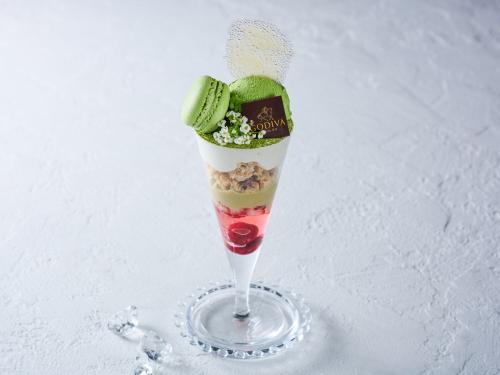 「ゴディバカフェ大宮」にて販売されるイートイン限定「抹茶とピスタチオのホワイトショコラパフェ」税込み2,200円（エキュート大宮）
