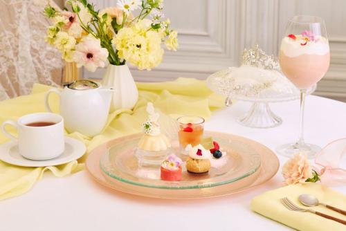 「マリエ フローラル セレブレーション アフタヌーンティー プレート（Mariée Floral Celebration Afternoon Tea Plate）」イメージ