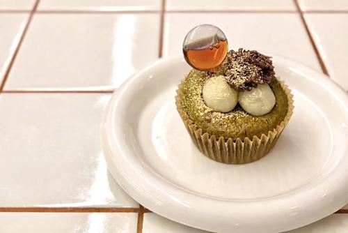 「muf　生マフィンと時々、お花。」の「黒蜜抹茶の生マフィン」税込み550円