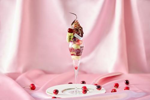 「大人のご褒美パフェ~ダークチェリー&ピスタチオ~」イメージ