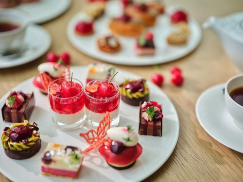 東京エディション虎ノ門にて販売される「チェリー エディション アフタヌーンティー（Cherry EDITION Afternoon Tea）」イメージ