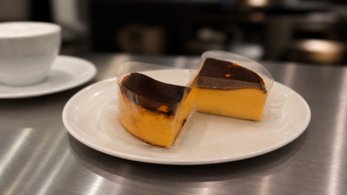「バスクチーズケーキ」1ピース・税込み900円（サービス料含む）