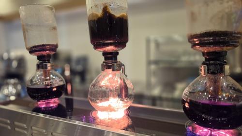 カウンター上のコーヒー抽出器