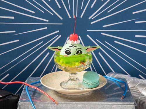「＜グローグー＞フォースを秘めた？ミルクプリン」マカロン付き・税込み1,690円、マカロンなし・税込み1,390円