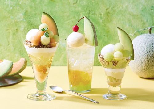 左から「ダブルメロンの贅沢パフェ」税込み2,200円、「メロンとレモンハーバルティーのクリームソーダ」税込み1,250円、「メロンとエルダーフラワーゼリーのパフェ」税込み1,600円