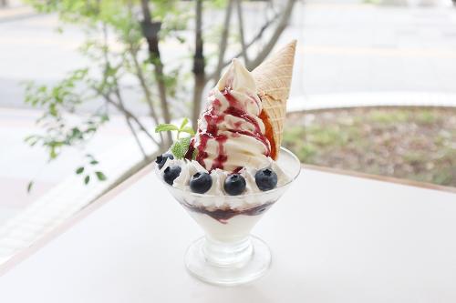 「ソフトクリーム～ブルーベリー」税込み1,400円（サービス料含む）