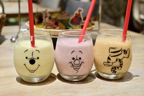 「森の仲間たちのスムージー」イメージ。左から「マンゴー＆パイナップル〈Pooh〉」、「ストロベリー＆パイナップル〈Piglet〉」、「キャロット＆アップル〈Tigger〉」。