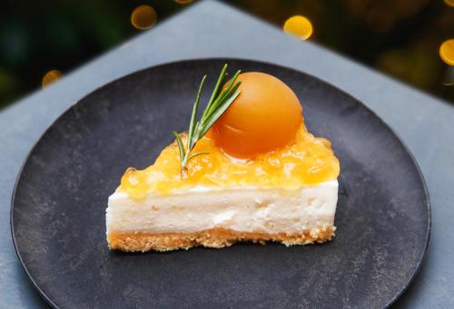 「完熟梅と紅茶のジュレのレアチーズケーキ」税込み690円