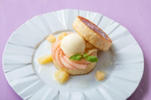 「『パンケーキのようなフレンチトースト』 東京産はちみつ添え」税込み3,900円(サービス料含む)