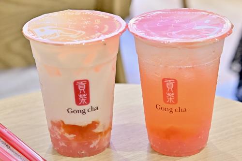 左から「ピーチフルピーチ ミルクティー」Mサイズ・税込み670円〜、「ピールフルピーチ ティーエード」Mサイズ・税込み670円〜