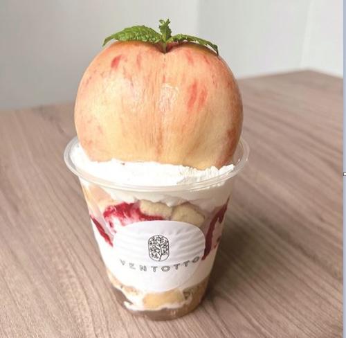 6月25日および6月26日限定で販売される「VENTOTTO」の「あら川の桃まるごとパフェ」税込み2,860円