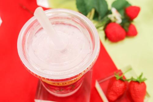 7月7日より発売される「ストロベリーフラッペ」イメージ