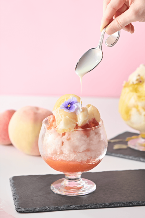 オプションメニューで販売される「白桃のクリスタルかき氷」イメージ