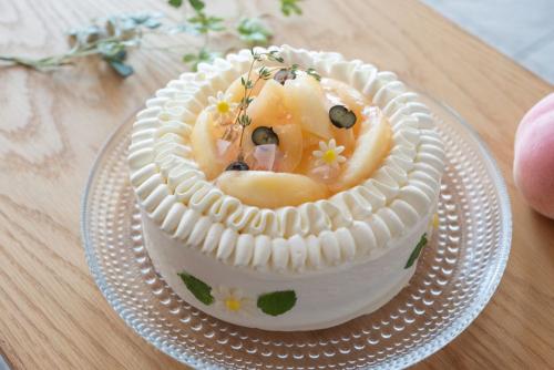「たっぷり桃のフリルケーキ」5号・4,100円