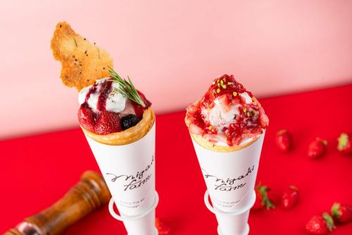 左から「〈いちご味〉大人のご褒美いちごジェラートクレープ」、「〈いちごミルク味〉夏の思い出いちごミルクジェラートクレープ」