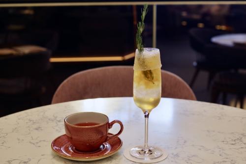 左からフリードリンクのロンネフェルトの紅茶、オプションのスペシャルドリンク「ピーチティーソーダ」