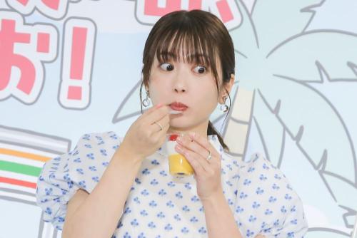「映画ちいかわ 島フルーツパフェ」を実食する志田未来さん