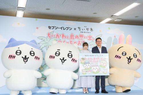 左からハチワレ、ちいかわ、志田未来さん、ファミリーマート・岡嶋則幸さん、うさぎ