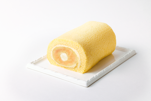 地階の「京橋千疋屋」にて販売中の「桃ロール」1本・税込み4,536円