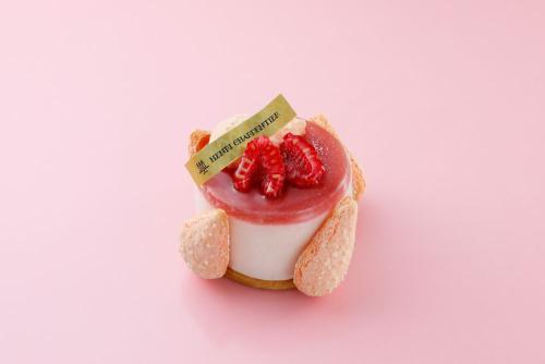 地階の「アンリ・シャルパンティエ」にて販売中の「ガトー・ド・ペッシュ」税込み842円