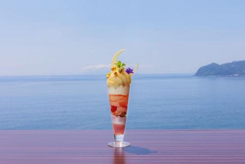 「瑞々しい上品な白桃たっぷりパフェ ～夏限定の芳醇で華やかな味わい～」イメージ