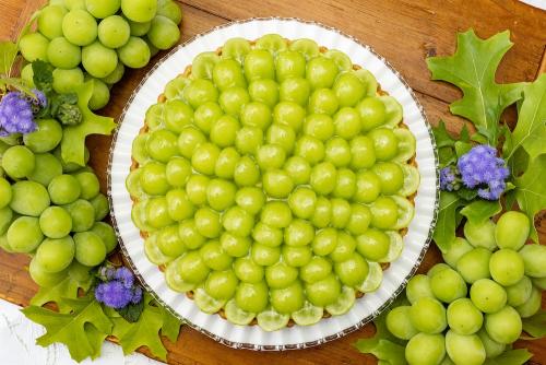 「シャインマスカットとダブルチーズケーキのタルト」ピース・税込み1,580円〜