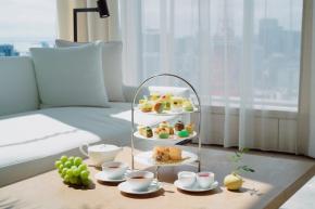 東京エディション虎ノ門：ショートケーキはカルピスシャンティクリームを使用「シャインマスカット エディション アフタヌーンティー」8月24日より期間限定展開　モダンスイーツ勢揃い