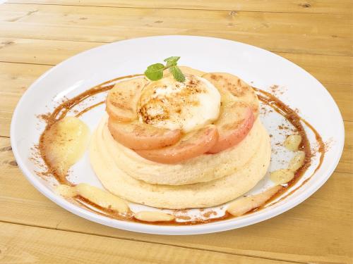 「焼きりんごのブリュレ リコッタパンケーキ」通常サイズ・税込み1,530円
