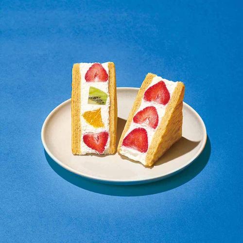 初登場する「村田屋」の「旬果バウムサンド」ミックス・907円、イチゴ・1,018円