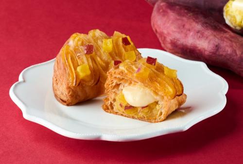 10月9日~11月29日の金土日祝日限定で販売される「焼きたてカスタードおいもバターパイ」1個・税込み560円