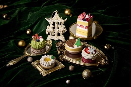 左から時計回りに「スノーフォレスト」税込み1,300円、「クリスマスショートケーキ」税込み1,800円、「メリーペアー」税込み1,300円、「ストロベリーミスティーク」税込み1,300円、「アンバードリーム」税込み1,300円
